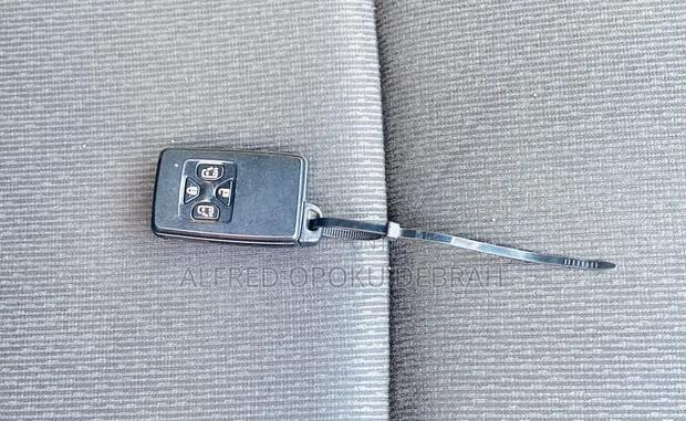 Toyota Voxy V 4WD 8-Seater 2013 Silver