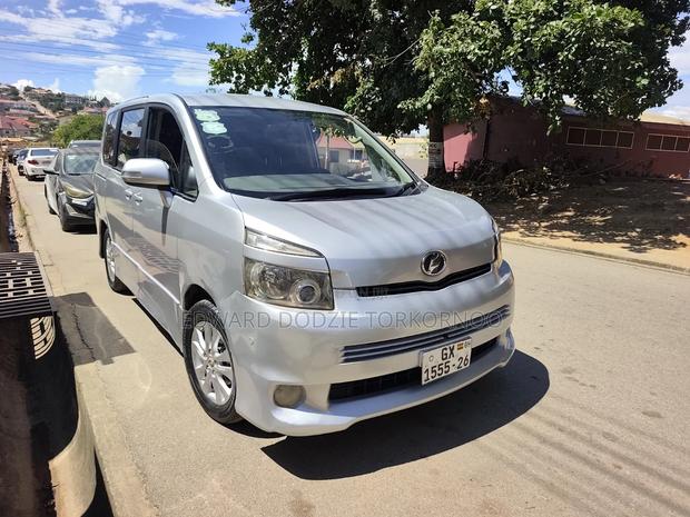 Toyota Voxy 2013 Silver