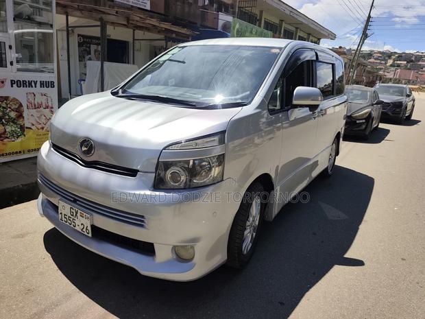 Toyota Voxy 2013 Silver