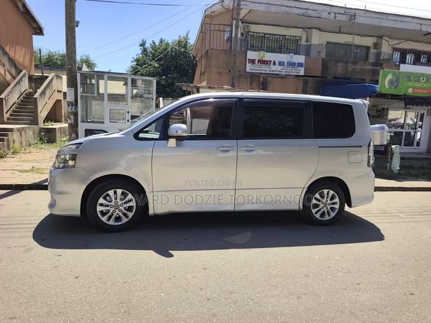 Toyota Voxy 2013 Silver