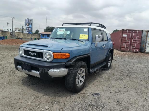 Toyota FJ Cruiser 2023 Blue