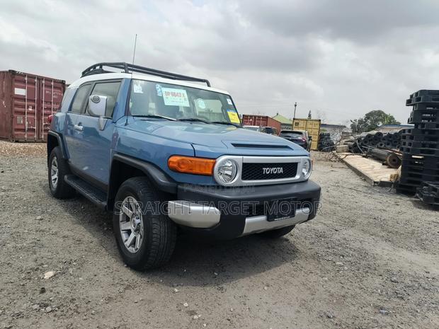 Toyota FJ Cruiser 2023 Blue