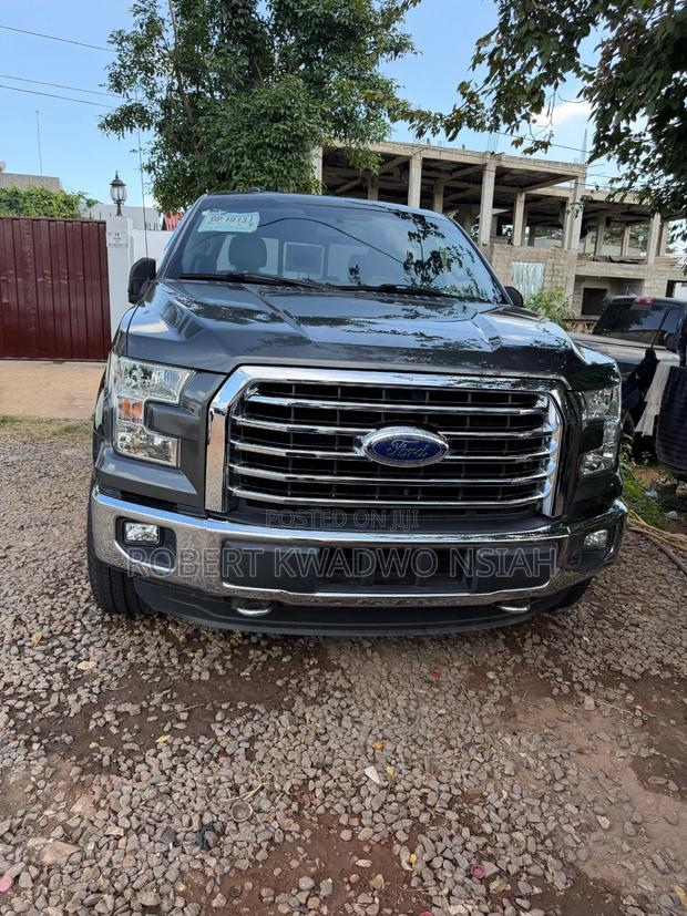 Ford F-150 Lariat 4x2 SuperCrew Cab Styleside 5.5 ft. box 145 in. WB