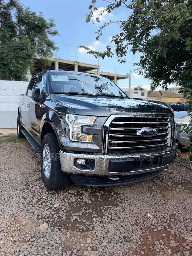 Ford F-150 Lariat 4x2 SuperCrew Cab Styleside 5.5 ft. box 145 in. WB