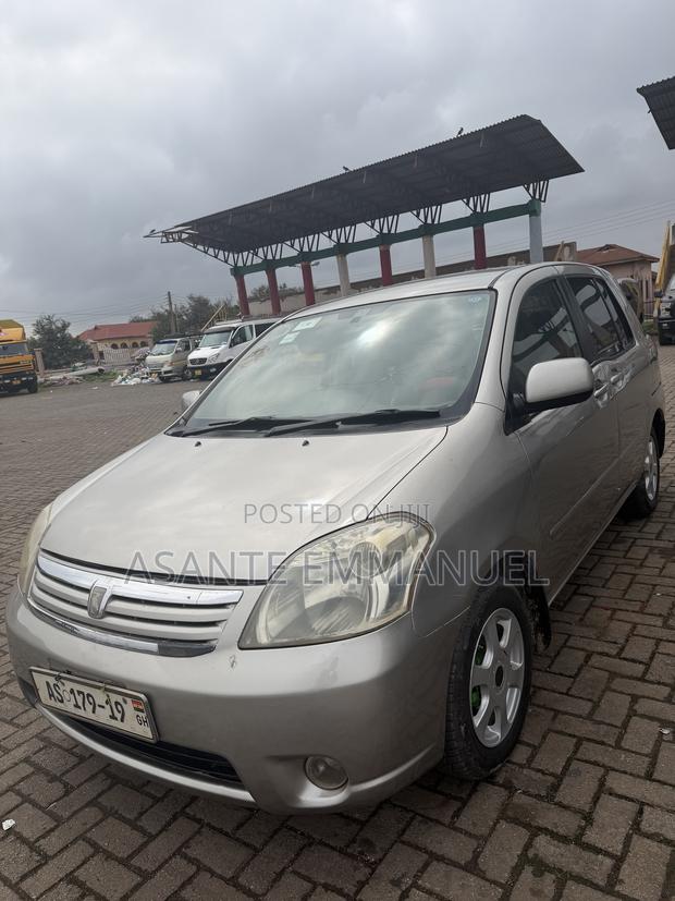 Toyota Raum 1.5 FWD 2010 Silver