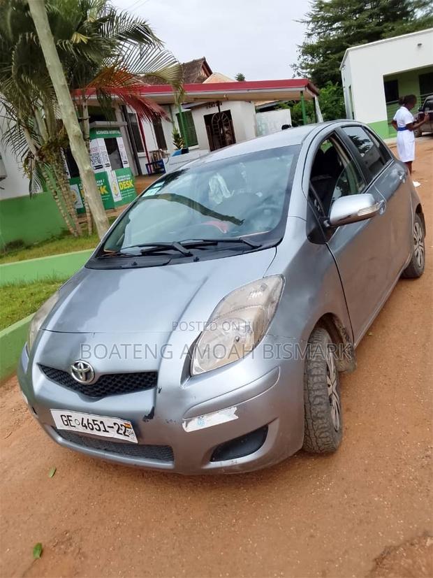 Toyota Vitz 2010 Gray