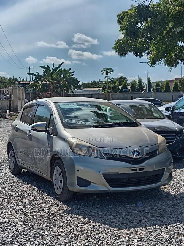 Toyota Vitz 1.3 FWD 5dr 2012 Gray