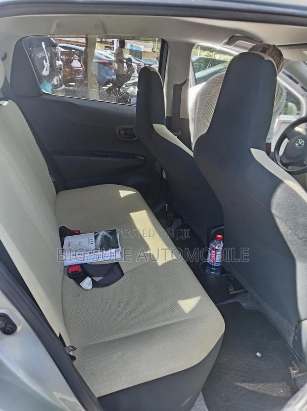 Toyota Vitz 1.3 FWD 5dr 2012 Gray