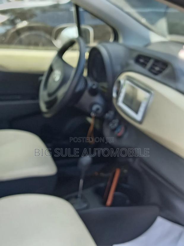 Toyota Vitz 1.3 FWD 5dr 2012 Gray