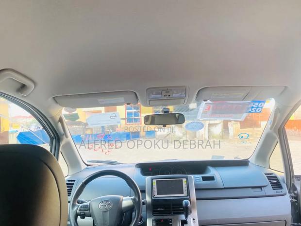 Toyota Voxy V 4WD 8-Seater 2013 Silver