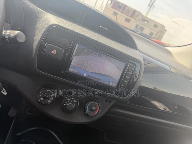 Toyota Vitz 1.3 AWD 5dr 2017 Silver