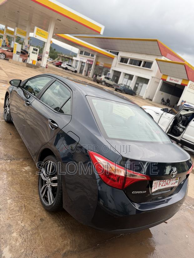 Toyota Corolla LE (1.8L 4cyl 2A) 2018 Blue