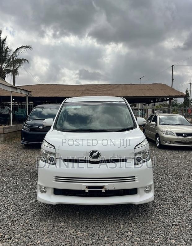 Toyota Voxy V 2WD 8-Seater 2013 White