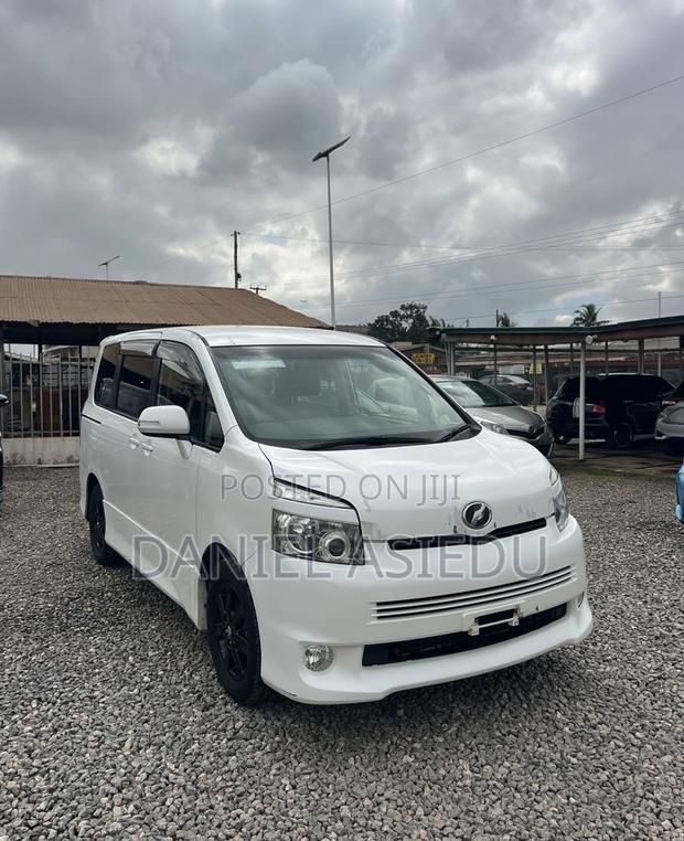 Toyota Voxy V 2WD 8-Seater 2013 White