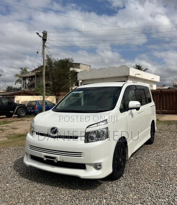 Toyota Voxy V 2WD 8-Seater 2013 White