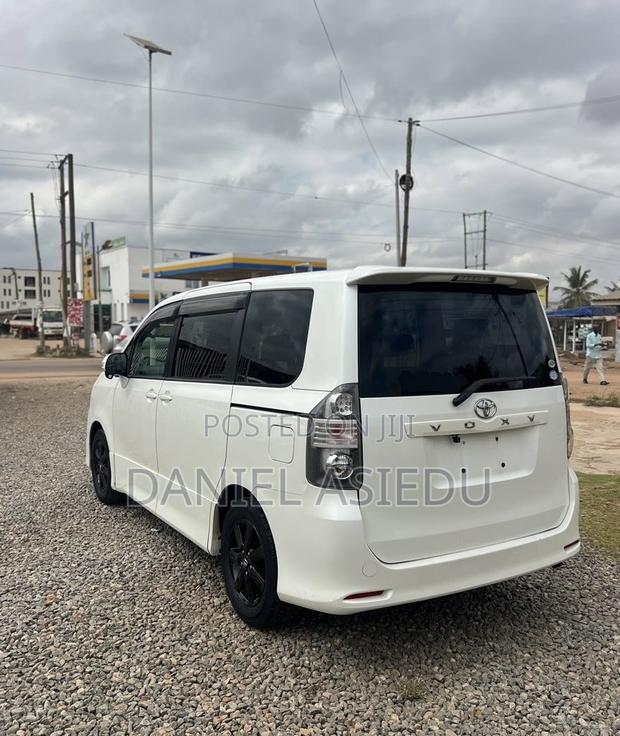 Toyota Voxy V 2WD 8-Seater 2013 White