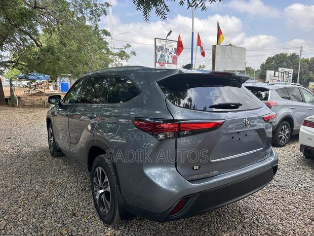 Toyota Highlander XLE 2021 Gray