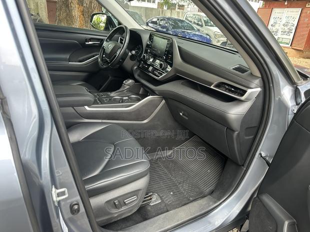 Toyota Highlander XLE 2021 Gray