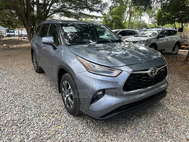 Toyota Highlander XLE 2021 Gray