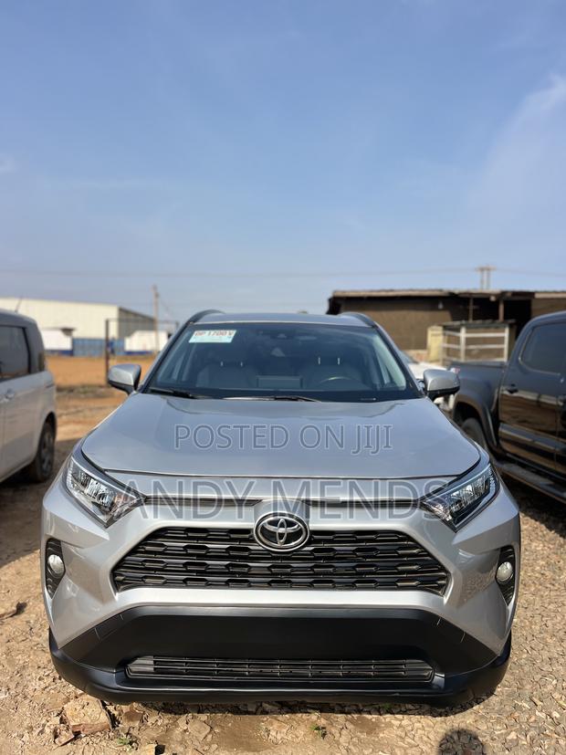 Toyota RAV4 XLE Premium FWD 2020 Silver