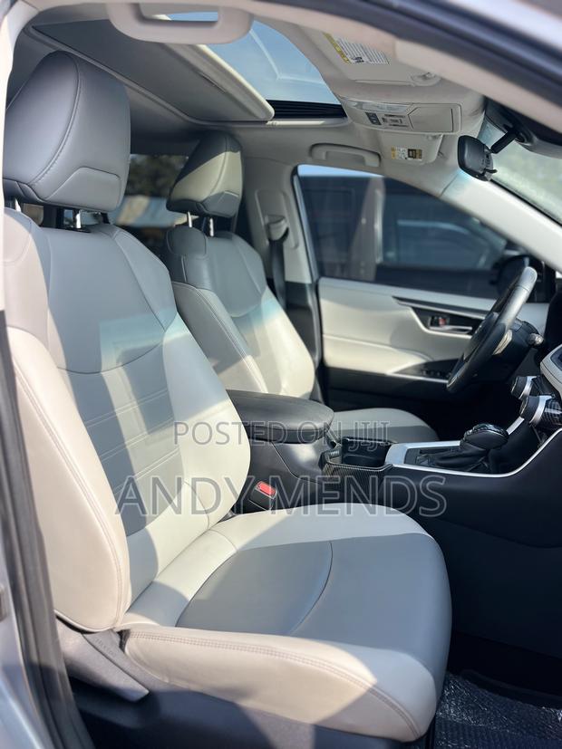Toyota RAV4 XLE Premium FWD 2020 Silver