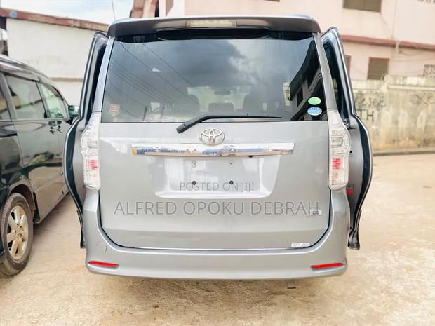 Toyota Voxy V 4WD 8-Seater 2013 Silver