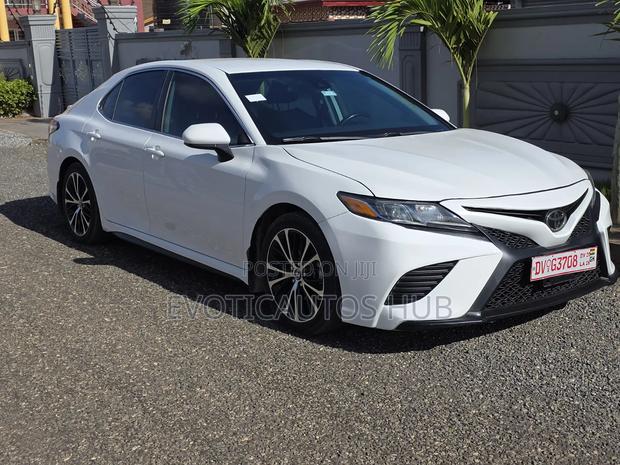 Toyota Camry SE FWD 2020 White