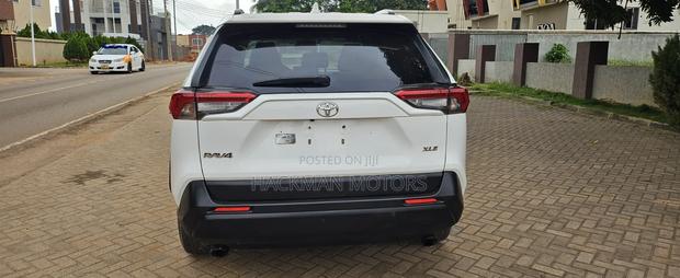Toyota RAV4 XLE 2021 White