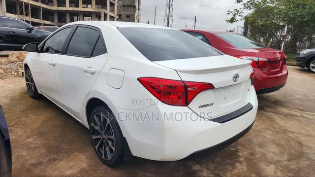 Toyota Corolla SE (1.8L 4cyl 2A) 2018 White