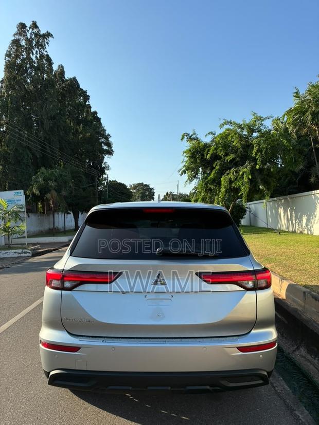 Mitsubishi Outlander SE 2022 Silver