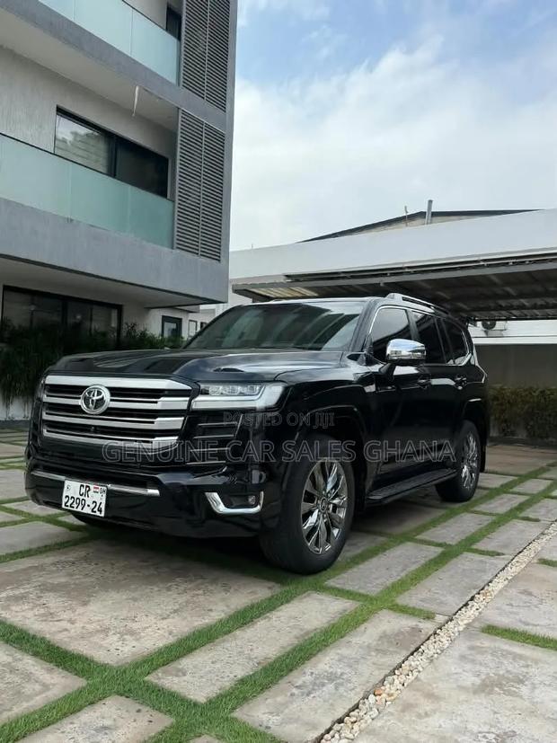 Toyota Land Cruiser LC300 2024 Black