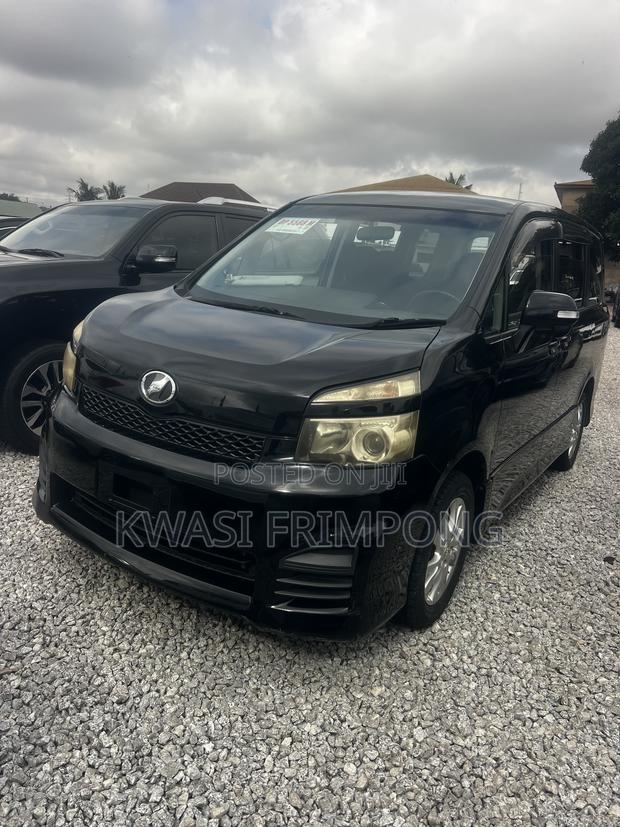 Toyota Voxy V 4WD 8-Seater 2013 Matt Black