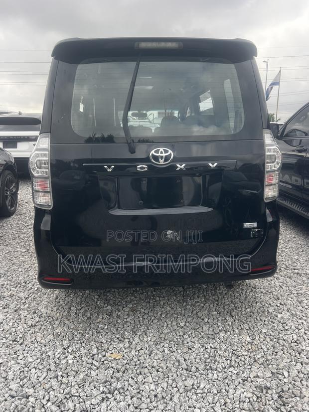 Toyota Voxy V 4WD 8-Seater 2013 Matt Black