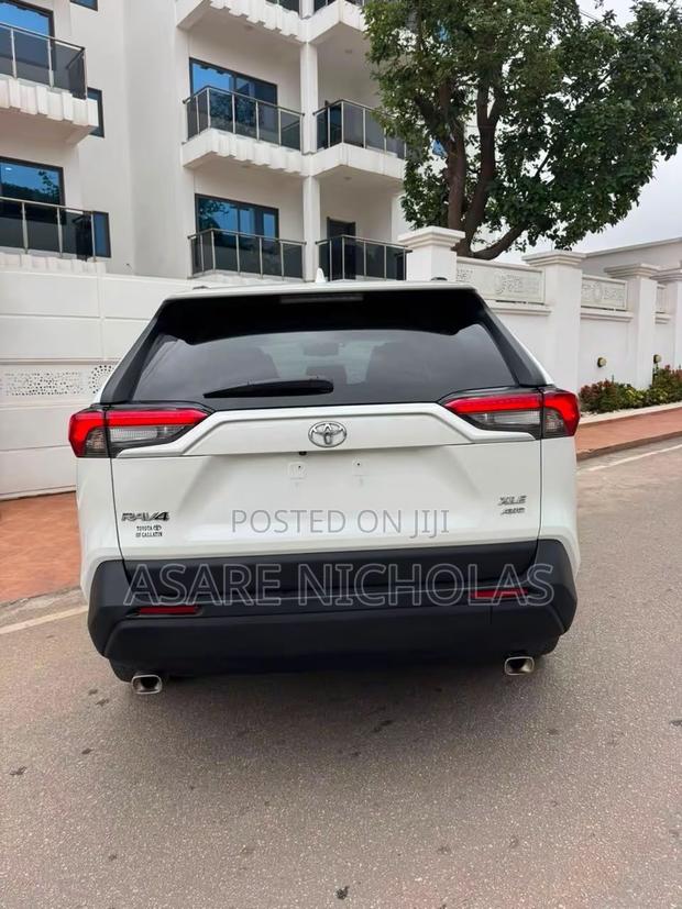 Toyota RAV4 2022 White