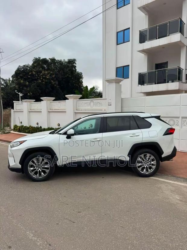 Toyota RAV4 2022 White