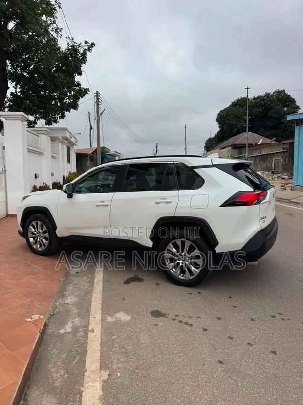 Toyota RAV4 2022 White