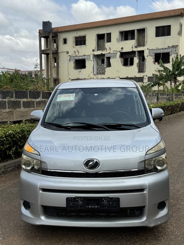 Toyota Voxy 2013 Silver