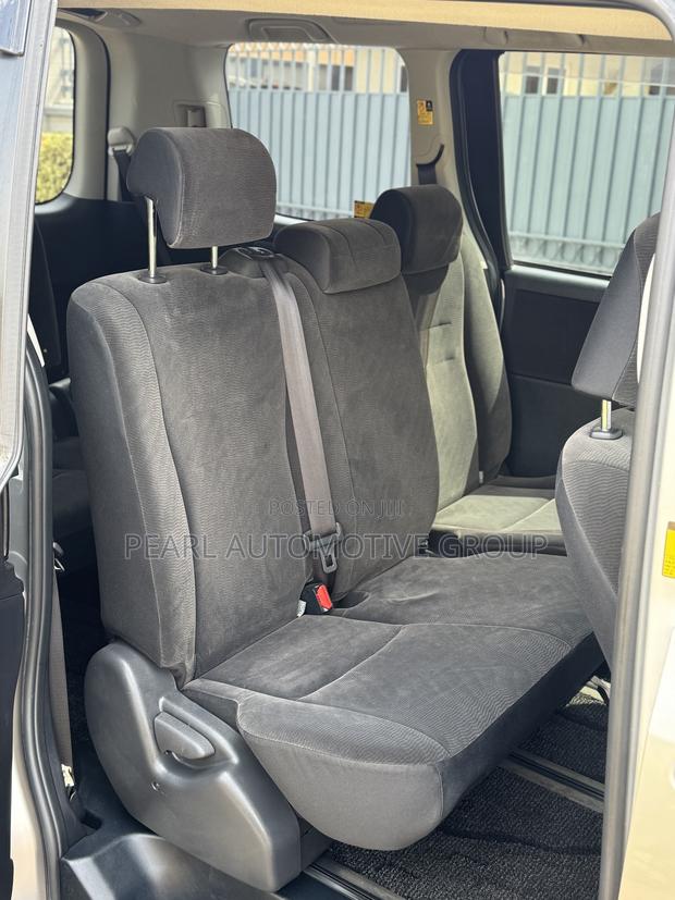 Toyota Voxy 2013 Silver