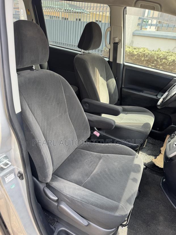 Toyota Voxy 2013 Silver