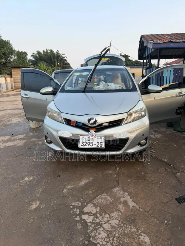 Toyota Vitz 2013 Silver
