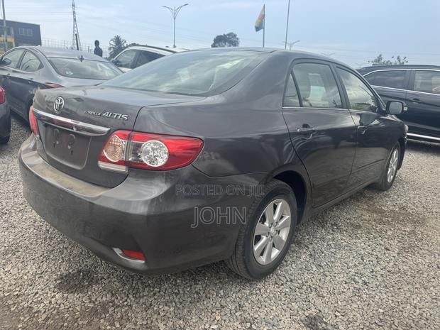Toyota Corolla LE 4dr Sedan (1.8L 4cyl 4A) 2013 Gray