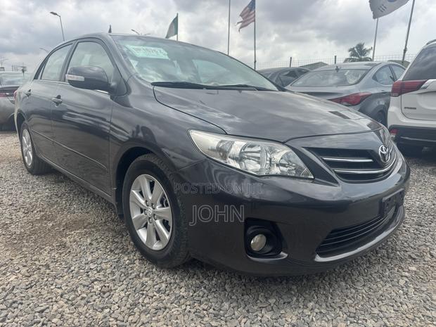 Toyota Corolla LE 4dr Sedan (1.8L 4cyl 4A) 2013 Gray