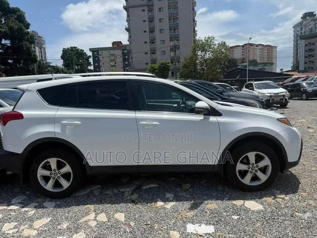 Toyota RAV4 XLE FWD (2.5L 4cyl 6A) 2013 White