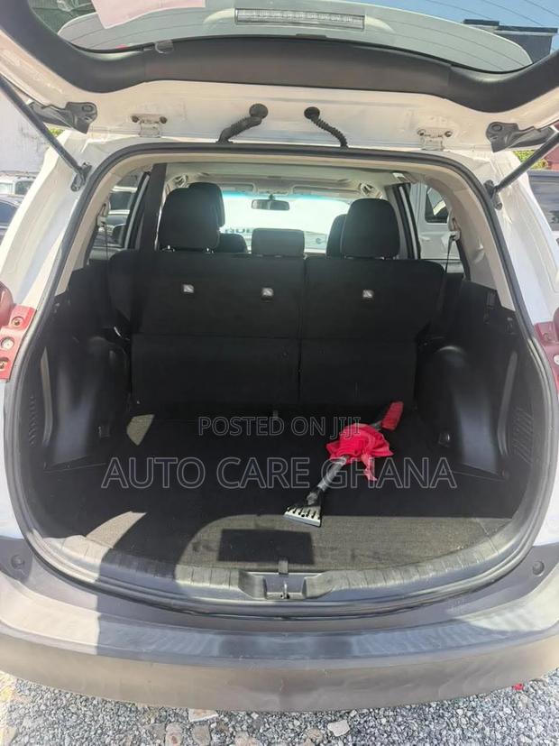 Toyota RAV4 XLE FWD (2.5L 4cyl 6A) 2013 White