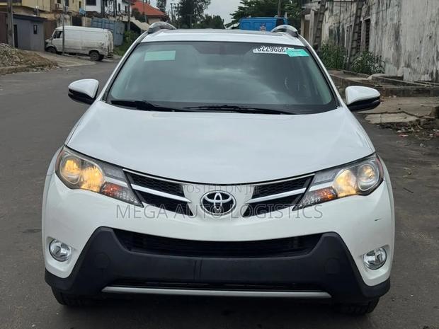 Toyota RAV4 XLE AWD (2.5L 4cyl 6A) 2013 Off white