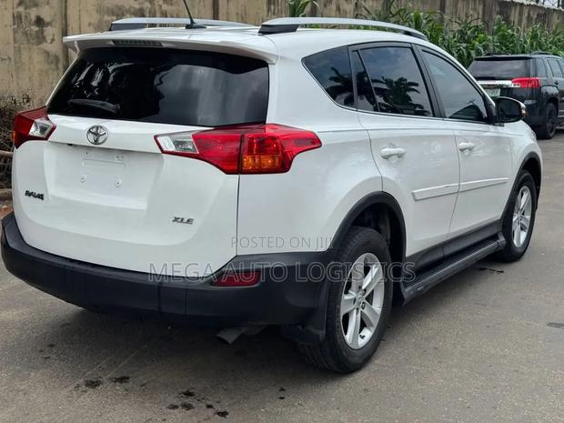 Toyota RAV4 XLE AWD (2.5L 4cyl 6A) 2013 Off white
