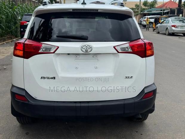 Toyota RAV4 XLE AWD (2.5L 4cyl 6A) 2013 Off white