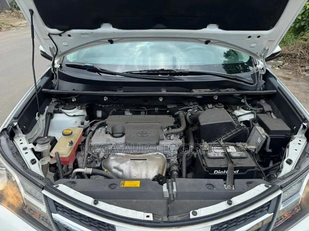 Toyota RAV4 XLE AWD (2.5L 4cyl 6A) 2013 Off white