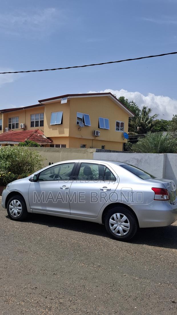 Toyota Belta 2011 Silver