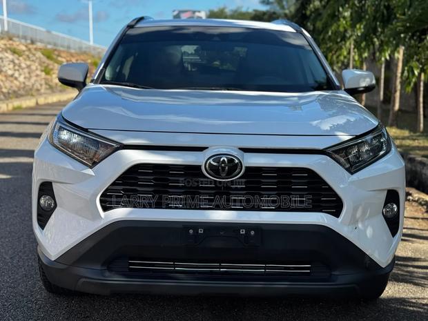 Toyota RAV4 XLE AWD 2020 White